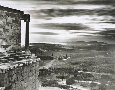 Άποψη τμήματος του δυτικού λεκανοπεδίου της Αττικής και της Σαλαμίνας στο βάθος από τα Προπύλαια της Ακρόπολης. Φωτογραφικό αντίγραφο από γυάλινη πλάκα του Fred Boissonnas, περ. 1903-1923. Η γυάλινη πλάκα βρίσκεται στο Μουσείο Φωτογραφίας Θεσσαλονίκης.