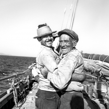 Σποράδες, 1963. Ο καπετάνιος και ναύτης του παλιού καϊκιού «Ελευθερία» με έδρα τον Βόλο.